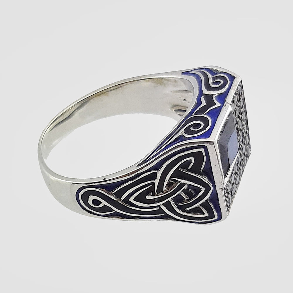 Авторский перстень с сапфиром и голубыми бриллиантами из белого золота 750 пробы