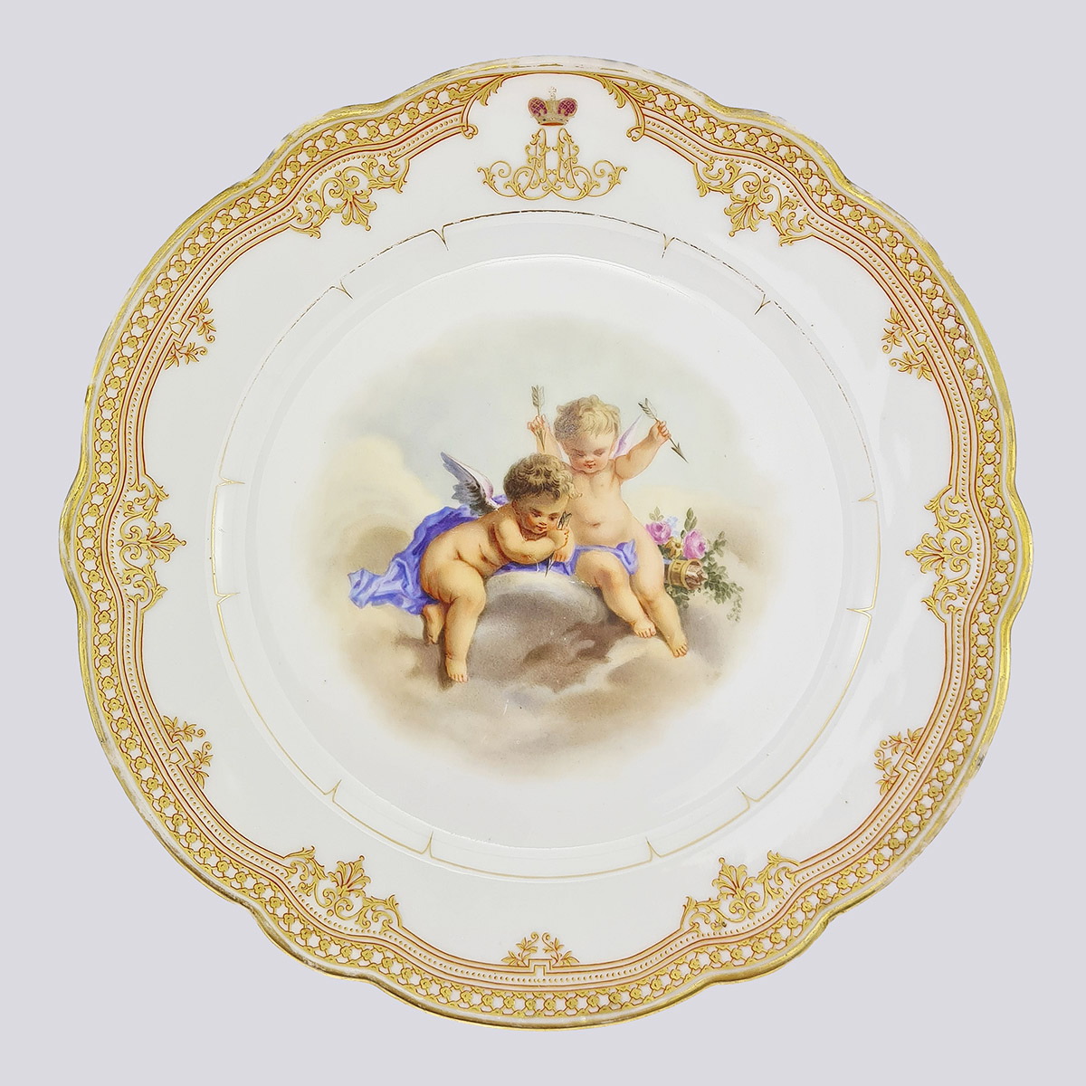 Тарелка «Играющие Путти» из фарфора 19 век (ИФЗ А II, Российская Империя)