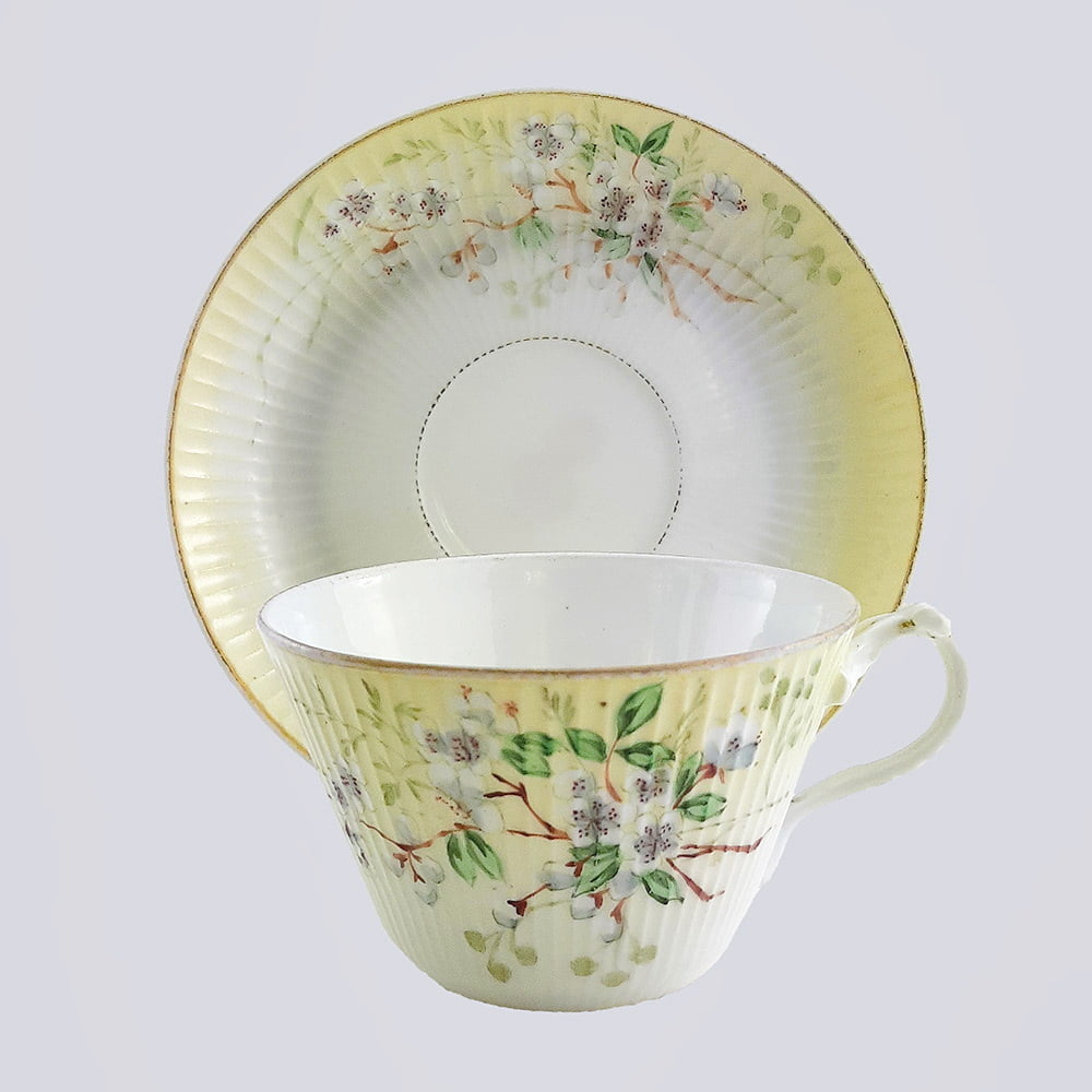 Чайная пара с мелкими цветами 19 век (Завод Гарднера, Россия)