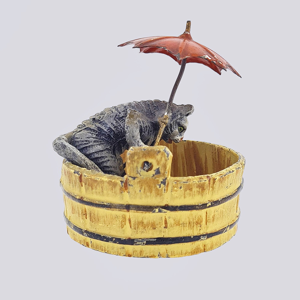 Мини статуэтка «Кошка под зонтом» начала 20 века