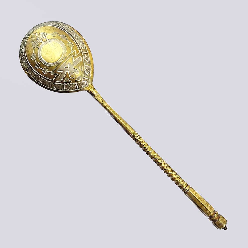 Десертная ложка серебряная с гравировкой в русском стиле