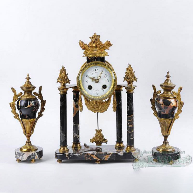 Каминные часы из мрамора с парными вазонами конца 19 века