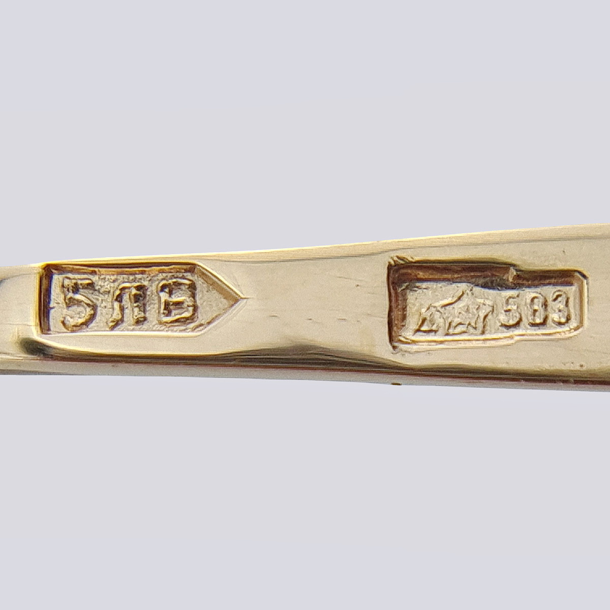Золотые серьги СССР 583 пробы с бриллиантами и природными гранатами «кабошон»