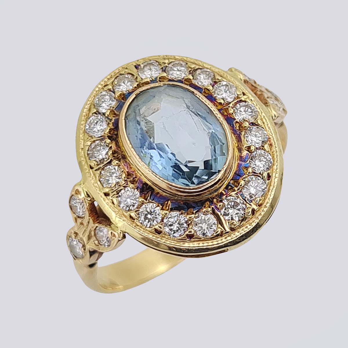 Кольцо золотое с бриллиантами современной огранки и аквамарином природным