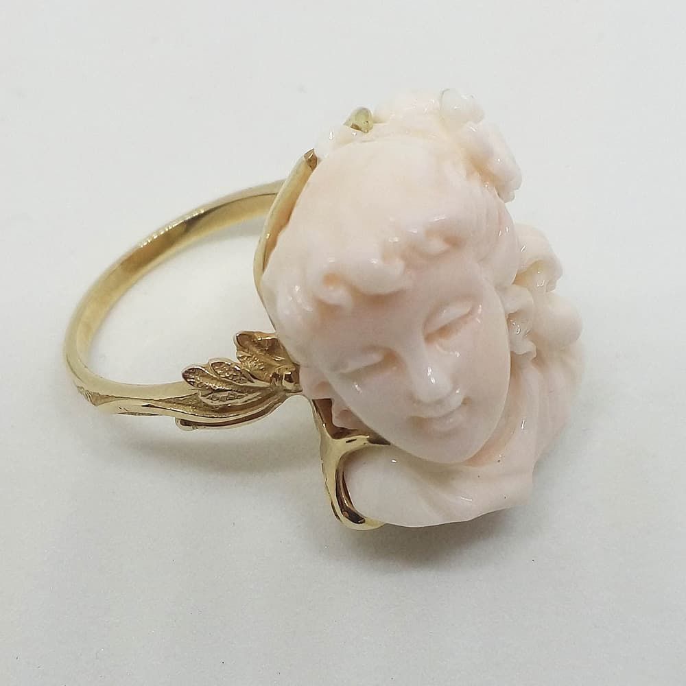 Авторский комплект кольцо и серьги с розовым кораллом из золота 585 пробы