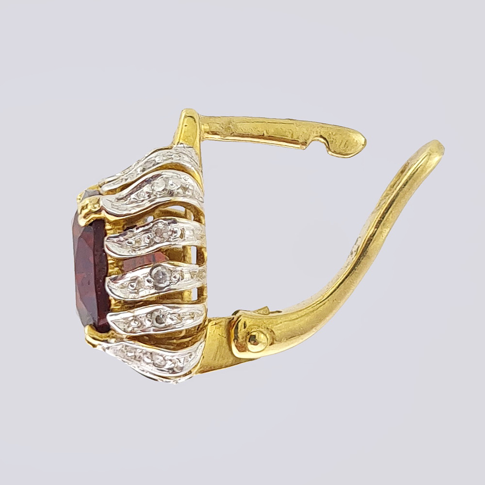 Комплект из золота (серьги, кольцо, подвеска) с бриллиантами и природными гранатами