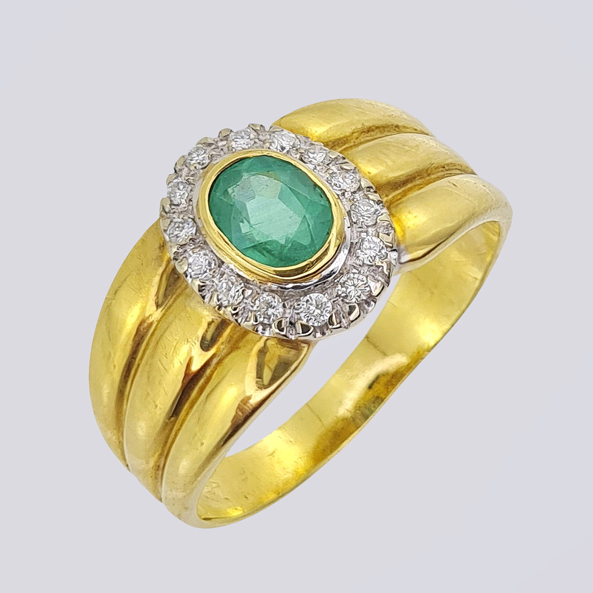 Золотое кольцо 750 пробы с бриллиантами и природным изумрудом
