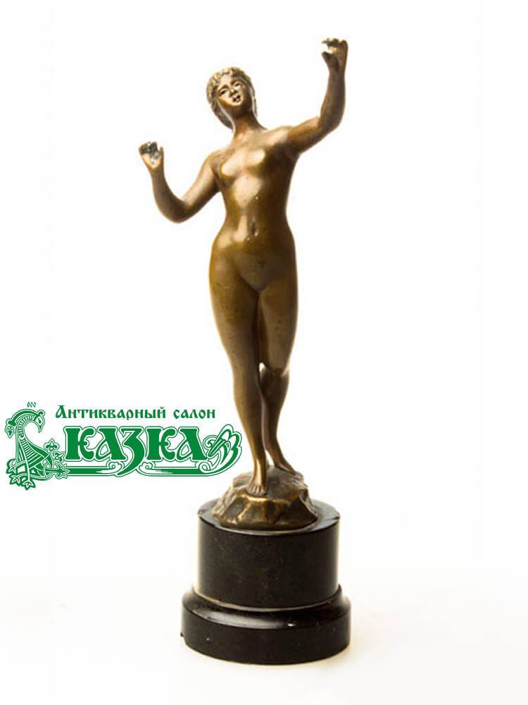 Статуэтка «Девушка с поднятыми руками» из бронзы 19 века