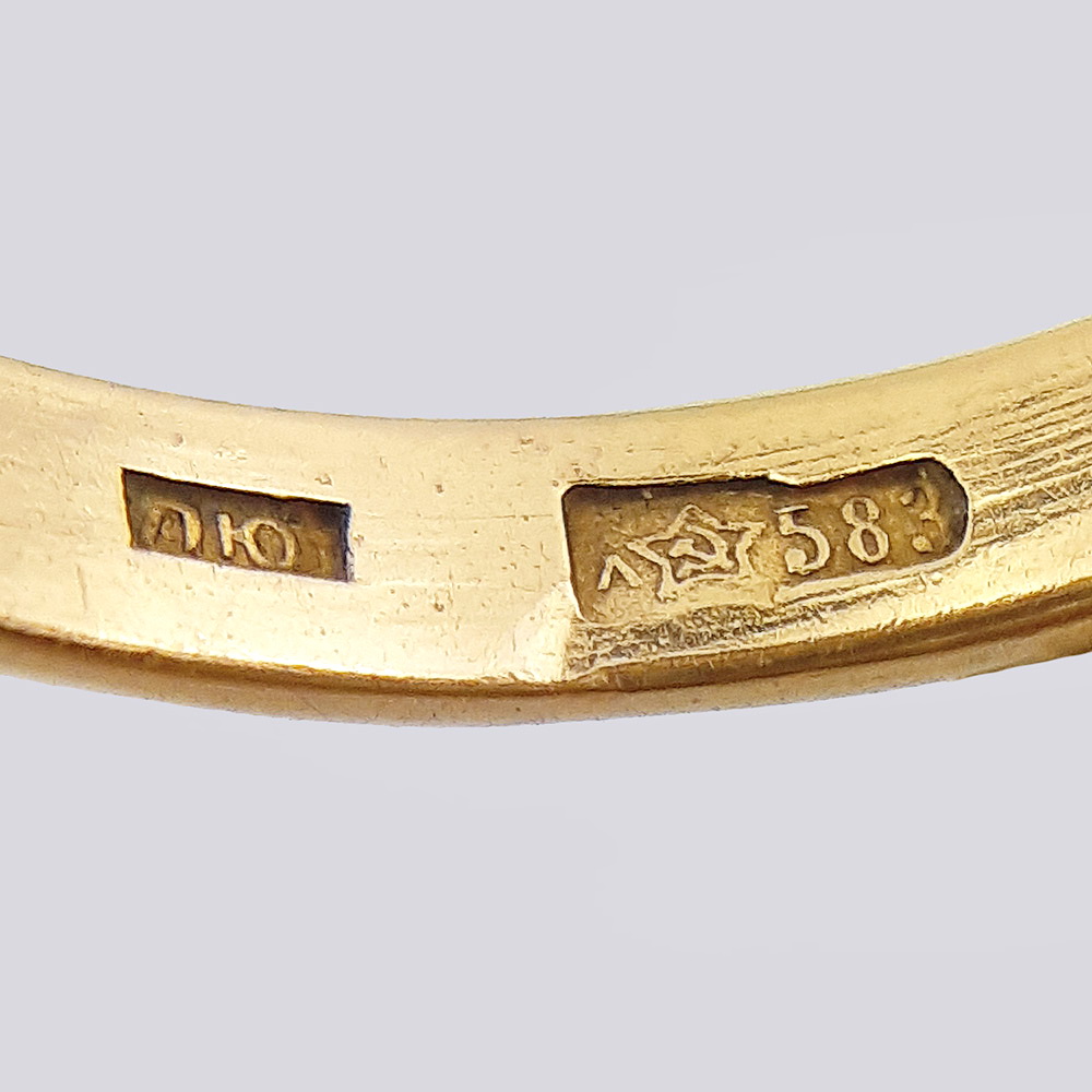 Золотое кольцо в форме «малина» подвижный центр с бриллиантами
