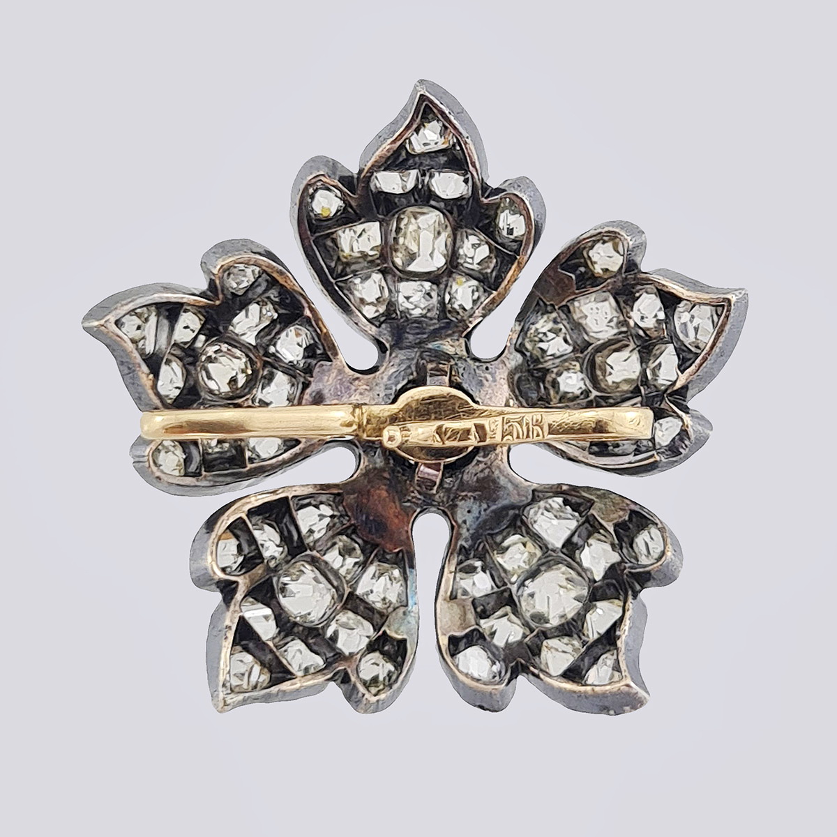 Антикварная золотая подвеска «Цветок» 56 пробы с бриллиантами старой огранки и алмазами