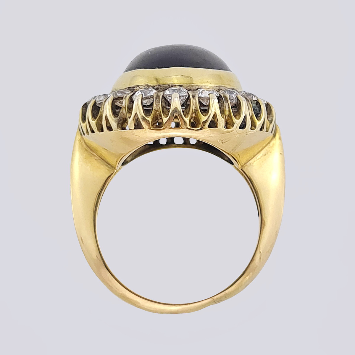 Кольцо золотое с бриллиантами и гранатом огранки кабошон
