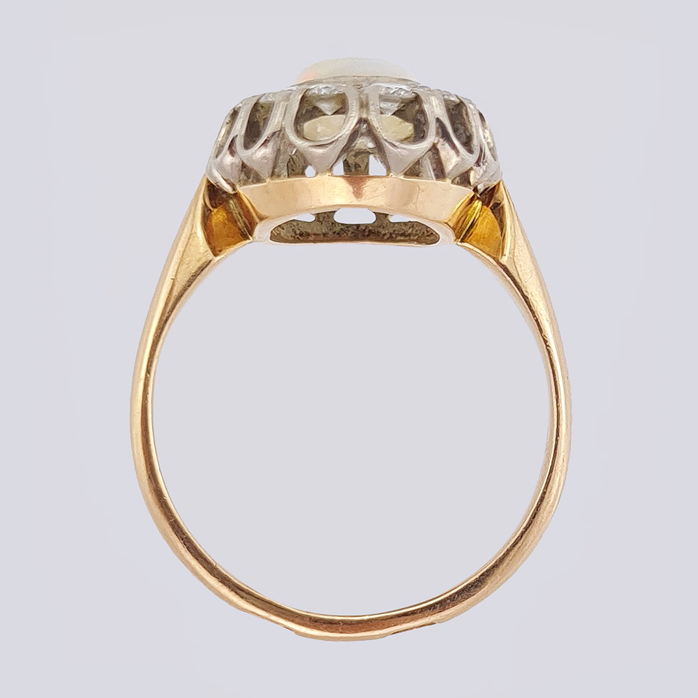 Золотое кольцо с бриллиантами и природным опалом кабошон (СССР)