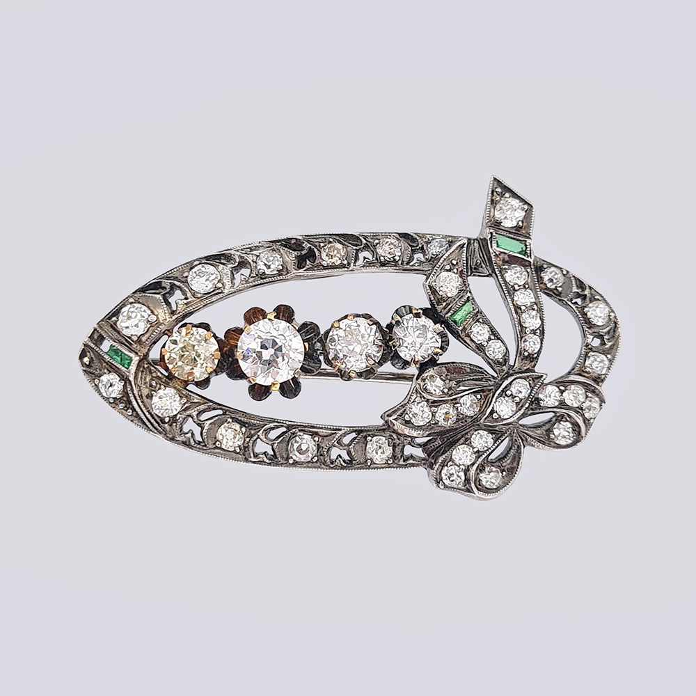 Брошь с бриллиантами и изумрудами из золота 750 пробы 20 века (Tiffany&Co)