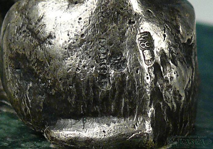 Статуэтка Мопс из серебра 84 пробы на малахитовой подставке