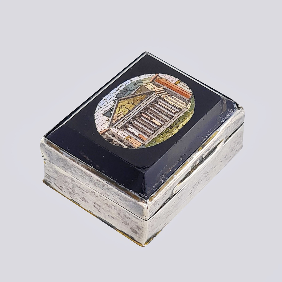 Антикварная серебряная табакерка с мозаикой (Англия, 1900 год)