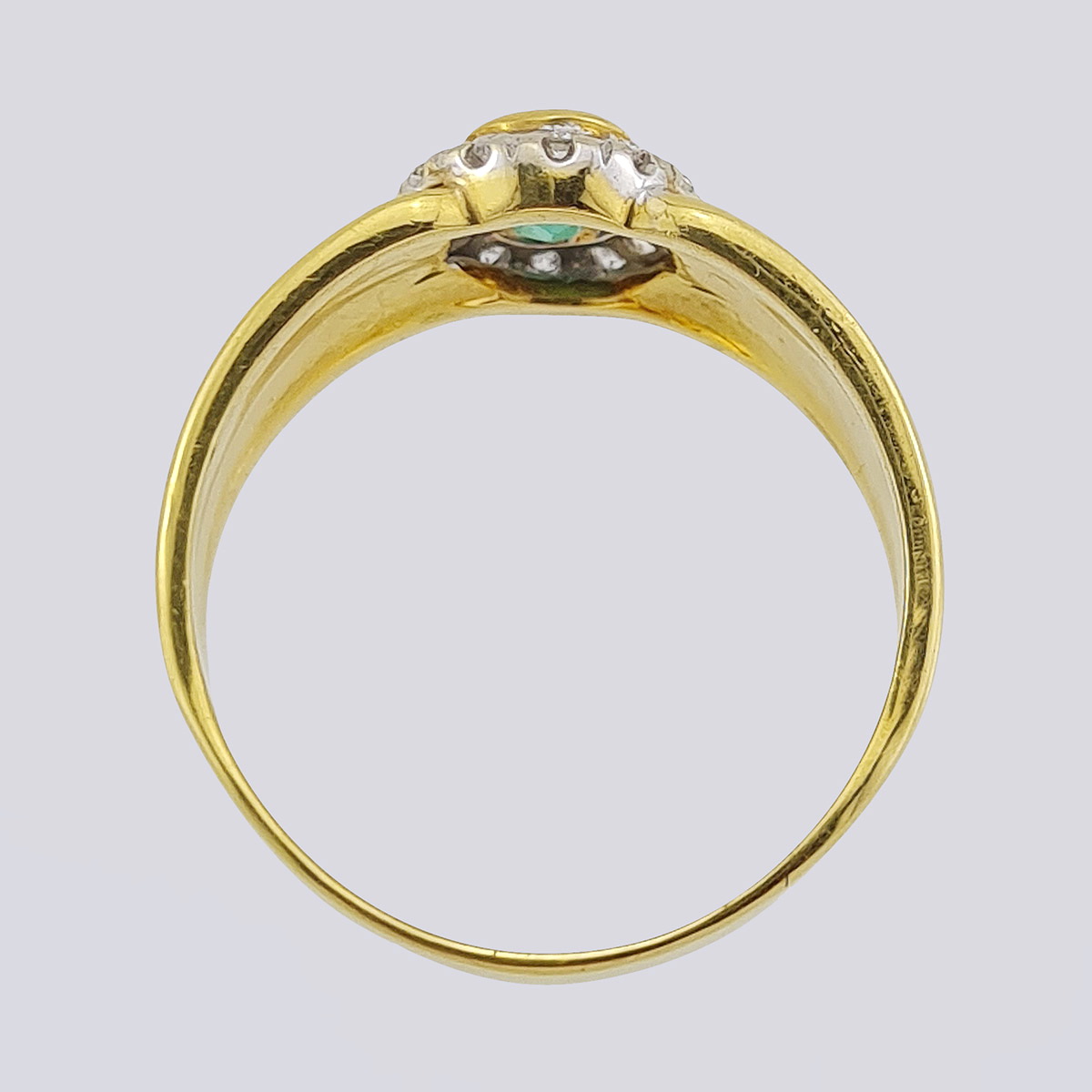 Кольцо золотое 750 пробы с бриллиантами и изумрудом природным