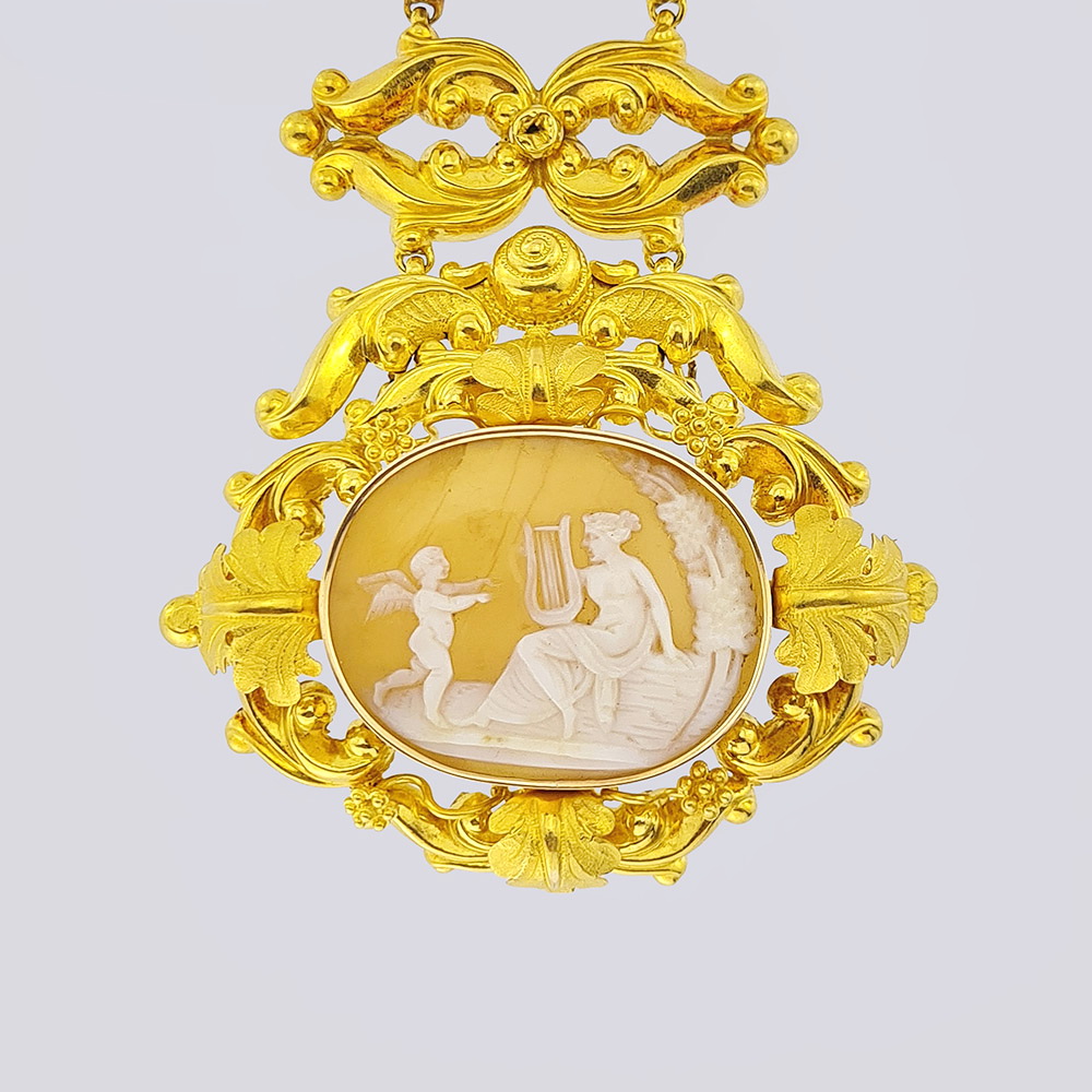 Дутый золотой браслет с брошью камея на раковине
