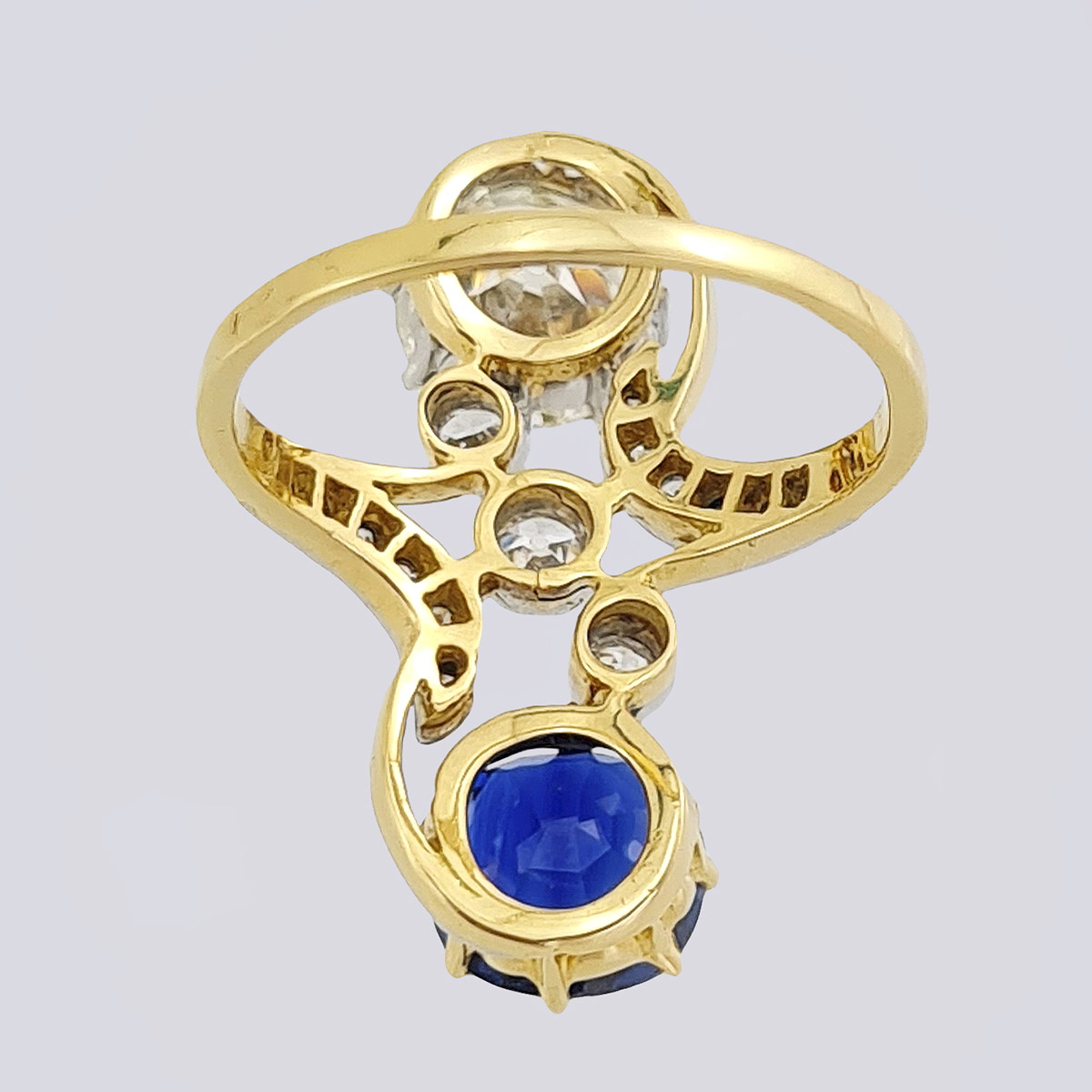 Антикварное кольцо с бриллиантами старой огранки и природным сапфиром