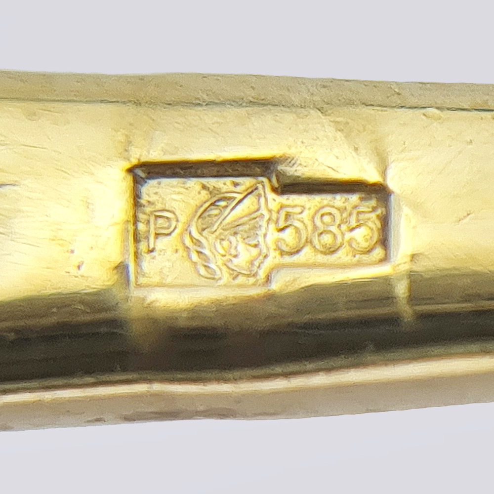 Комплект из золота (серьги, кольцо, подвеска) с бриллиантами и природными гранатами