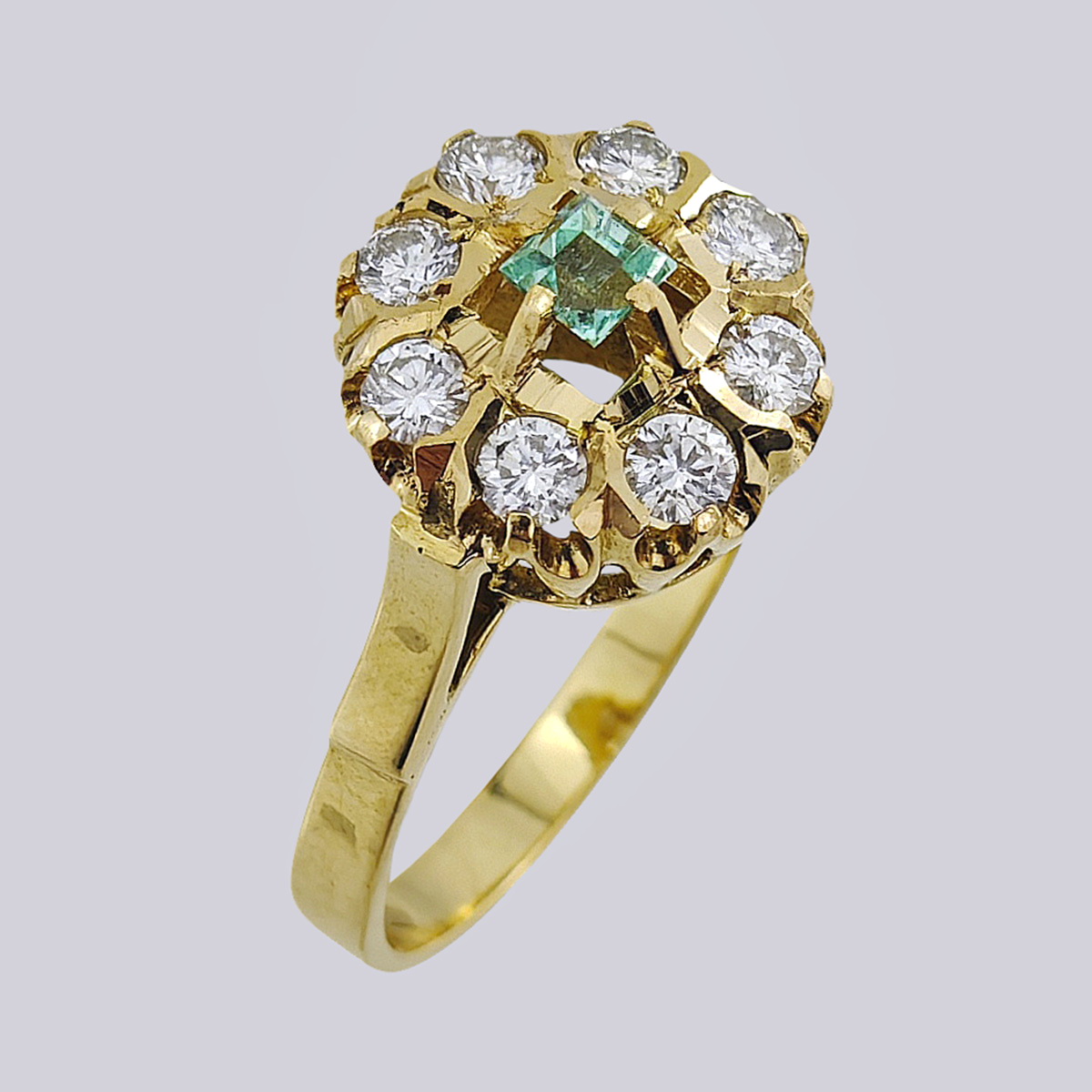 Кольцо в форме малины золотое 750 пробы с уральским изумрудом и якутскими бриллиантами 