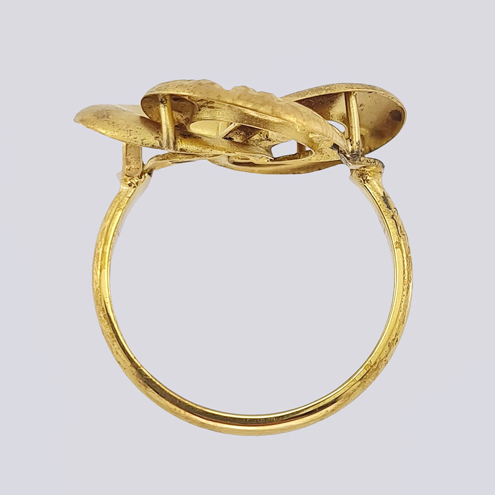 Золотое кольцо 585 пробы в виде цветка с бриллиантом