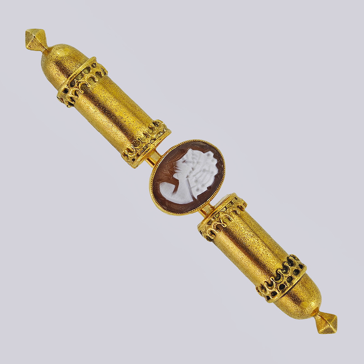 Брошь в русском стиле из золота с камеей на раковине