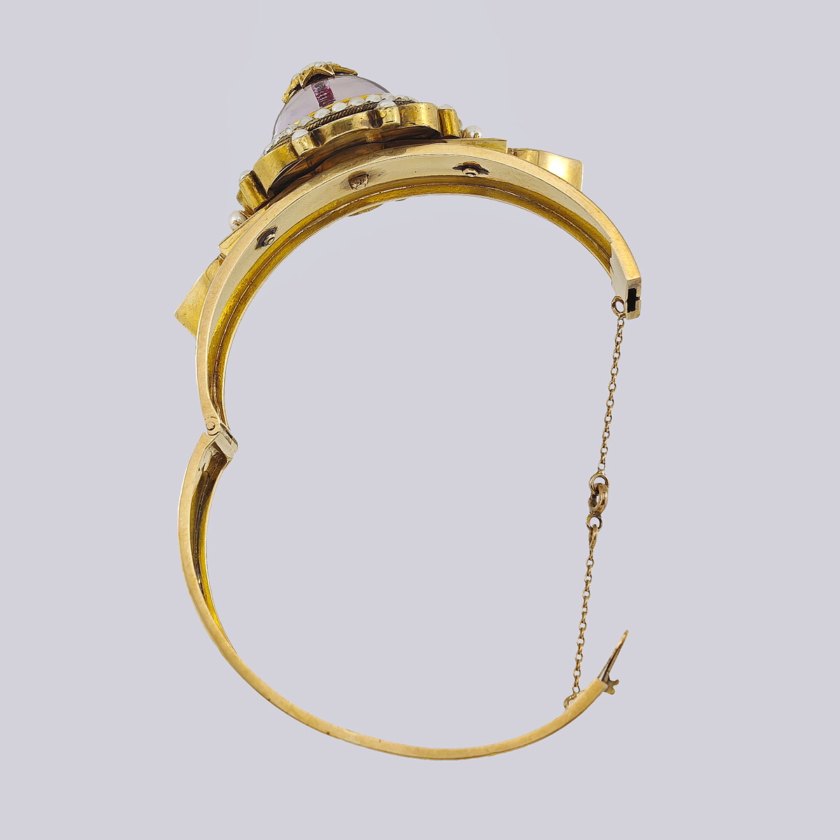 Браслет жесткий с природным гранатом огранки кабошон и речным жемчугом