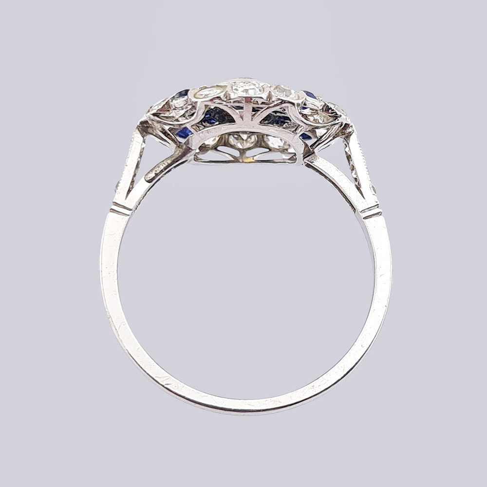 Кольцо из белого золота с бриллиантами и сапфирами «Цветок» 