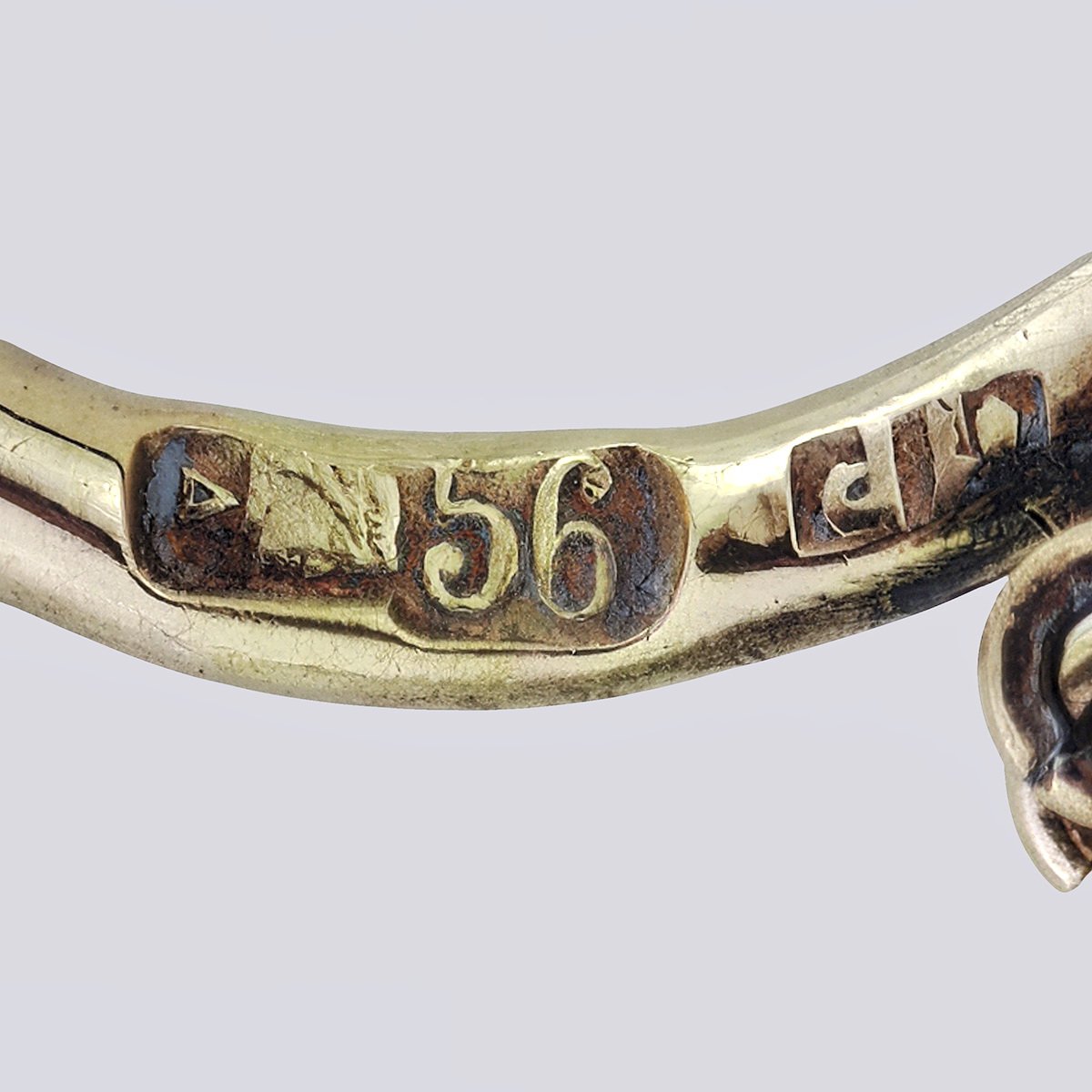 Серьги-подвески из золота 585-й пробы с бриллиантами и изумрудами