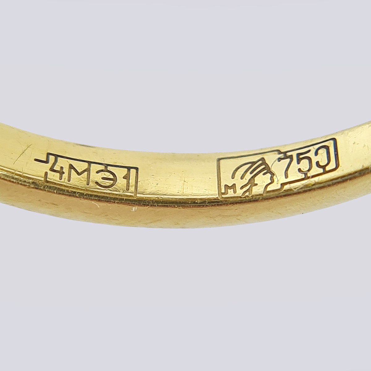 Кольцо из золота 750 пробы с хризолитом и бриллиантами