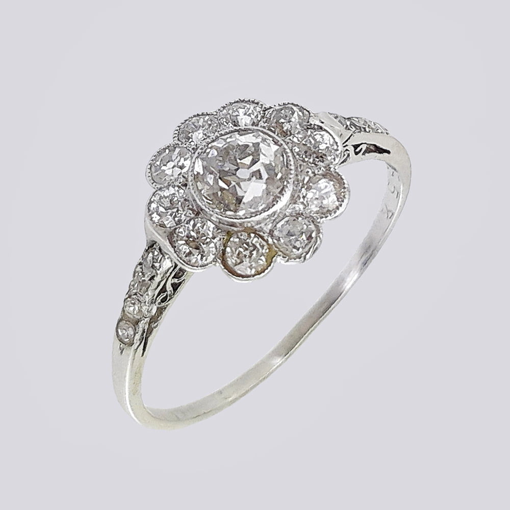 Кольцо в белом золоте цветок с бриллиантами