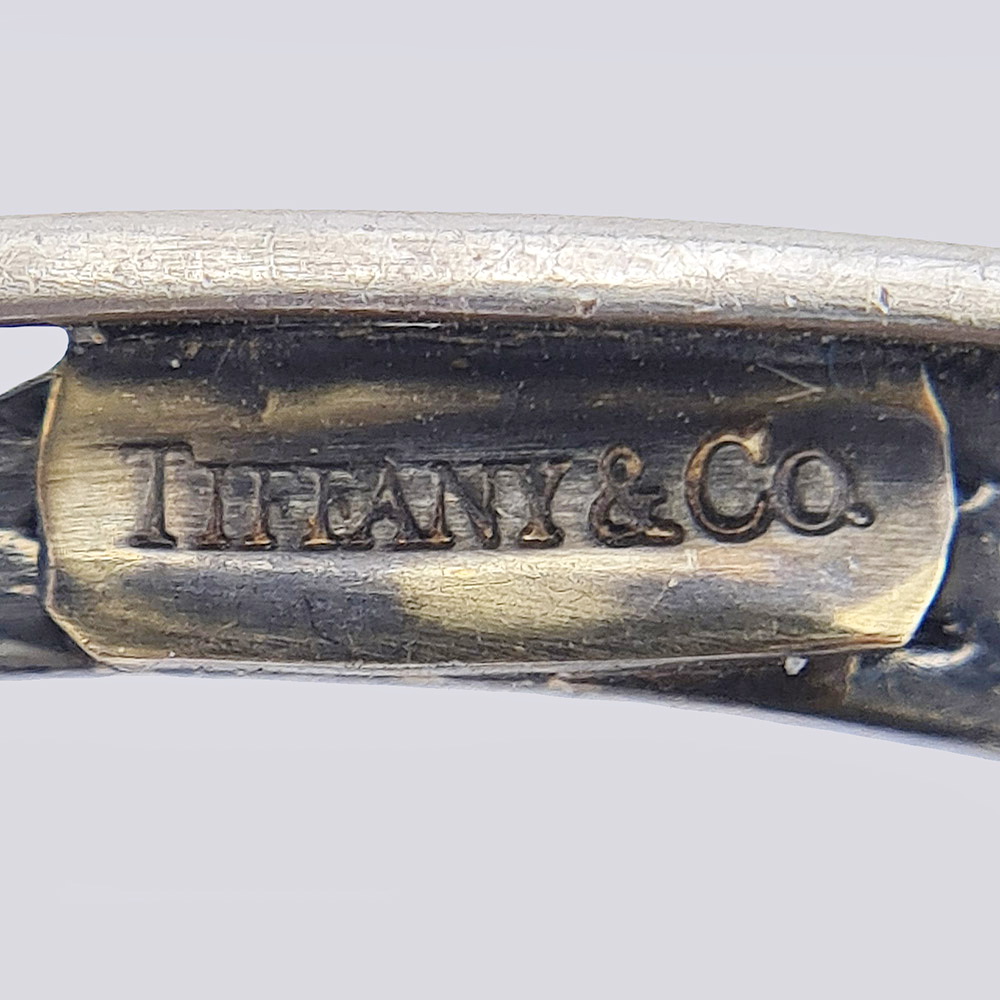 Брошь с бриллиантами и изумрудами из золота 750 пробы 20 века (Tiffany&Co)