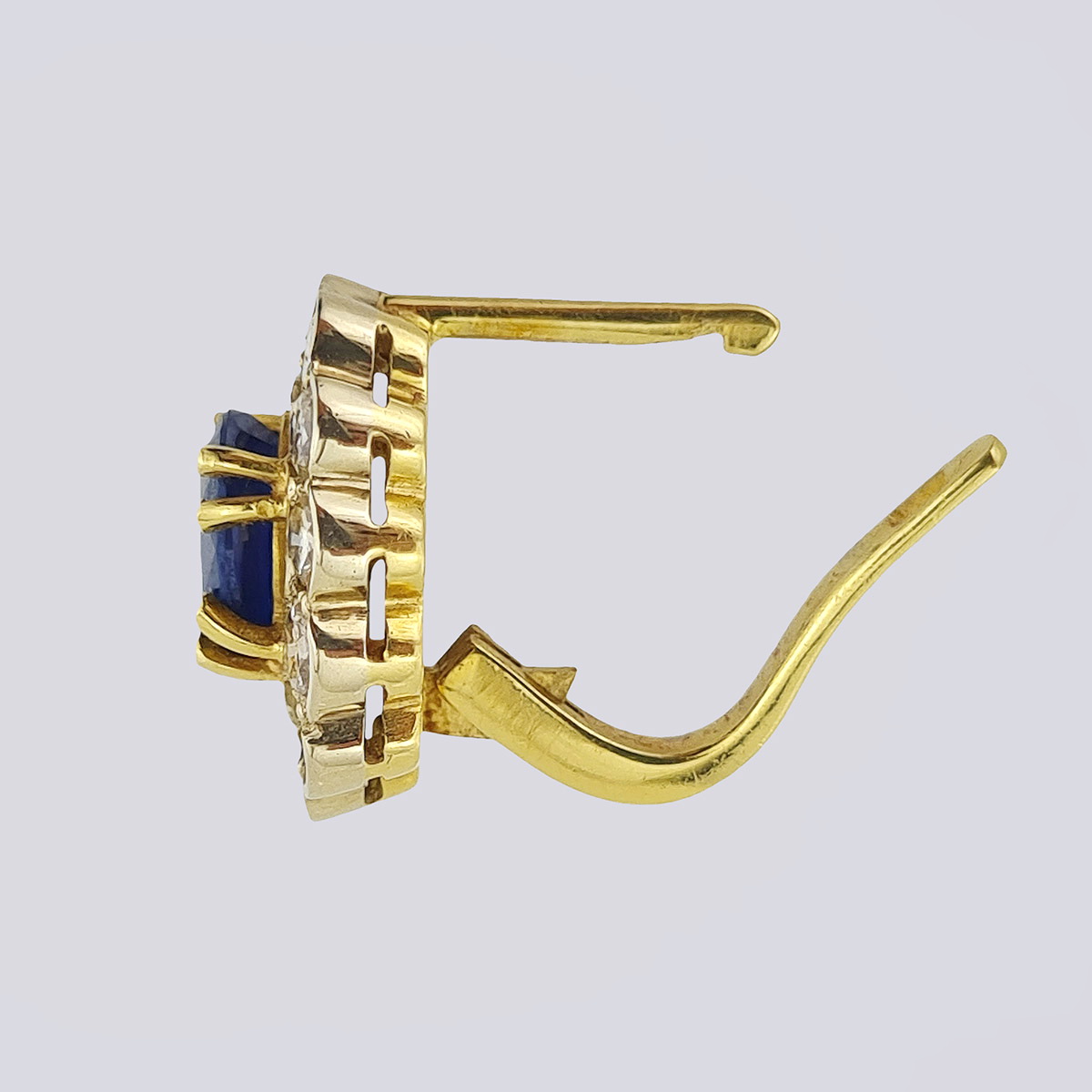 Золотой комплект серьги (750 пр.) и кольцо (585 пр., 19 размер) с бриллиантами и природными сапфирами