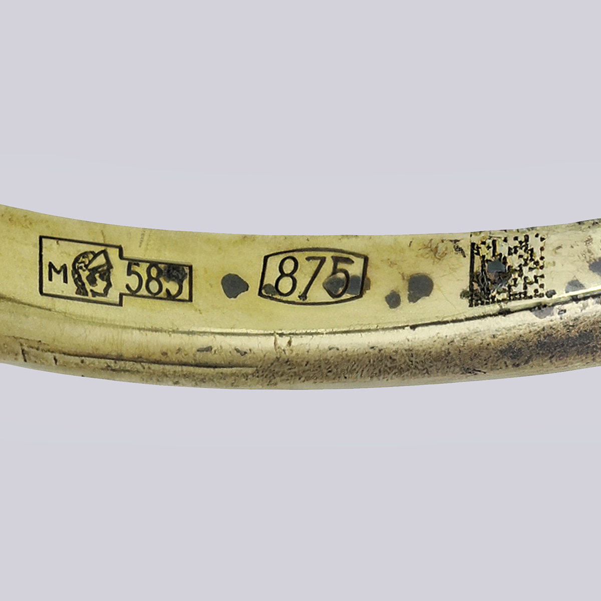 Кольцо золотое с бриллиантом капля 