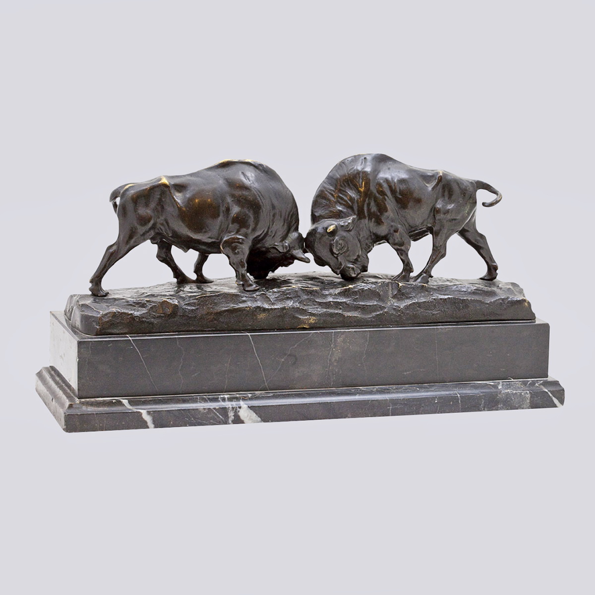 Скульптурная композиция «Поединок бизонов» из бронзы 20 века (Wille, Германия)