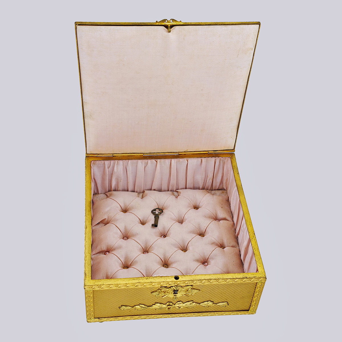 Европейская шкатулка с миниатюрой «Портрет девушки» из латуни с бронзовыми накладками 