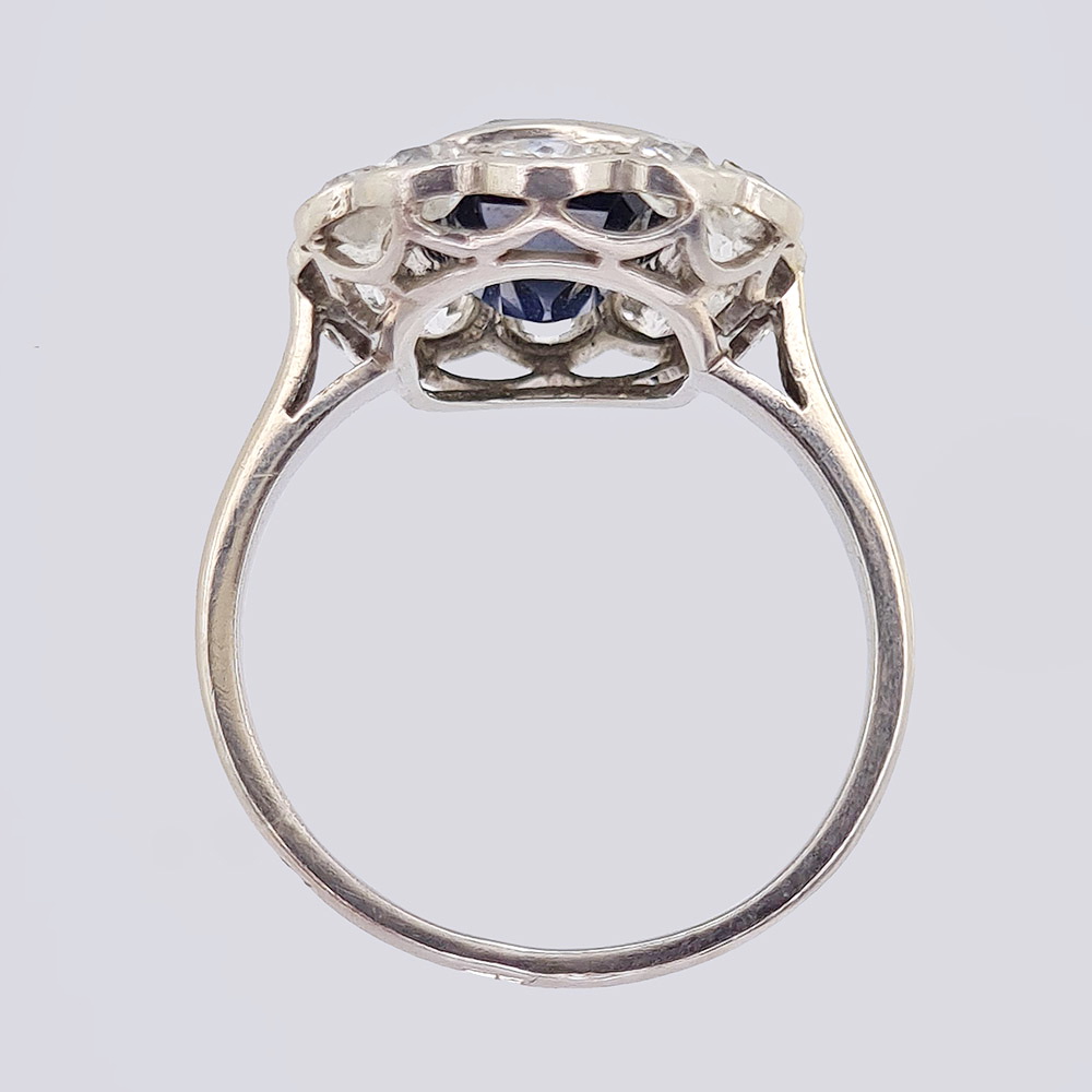 Кольцо малина с бриллиантами старой огранки и сапфиром из белого золота 585 пробы 19 века