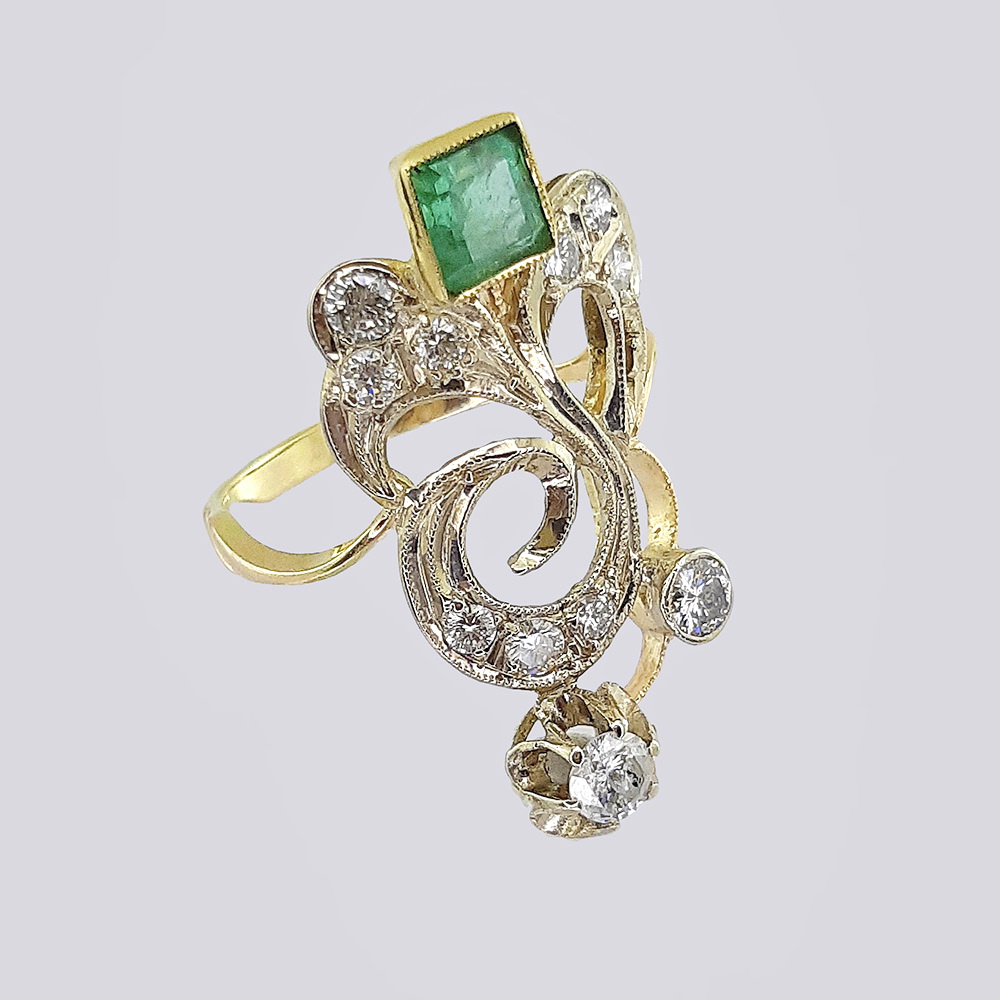 Кольцо в форме ветка с якутскими бриллиантами и уральским изумрудом