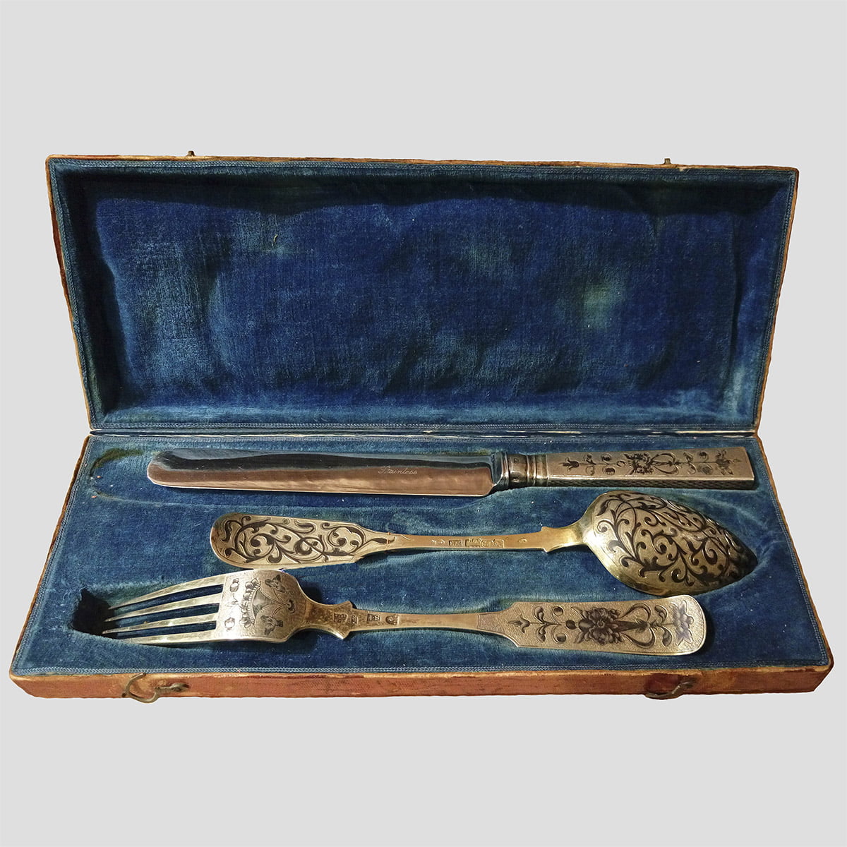 Набор из трех предметов из серебра 84 пробы в коробке «Эгоист» 19 века