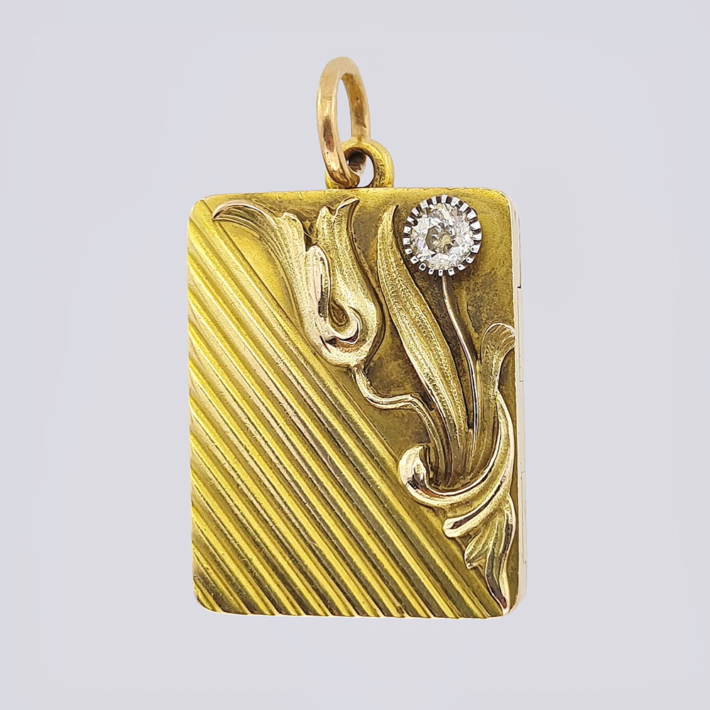 Медальон-подвеска с бриллиантом из золота 56 пробы 19 века
