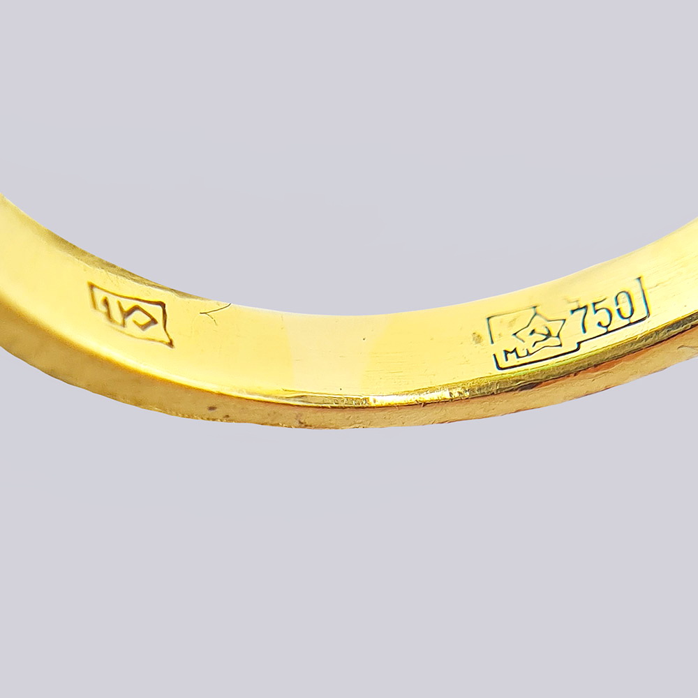 Золотое кольцо в форме малина с уральским изумрудом и якутскими бриллиантами