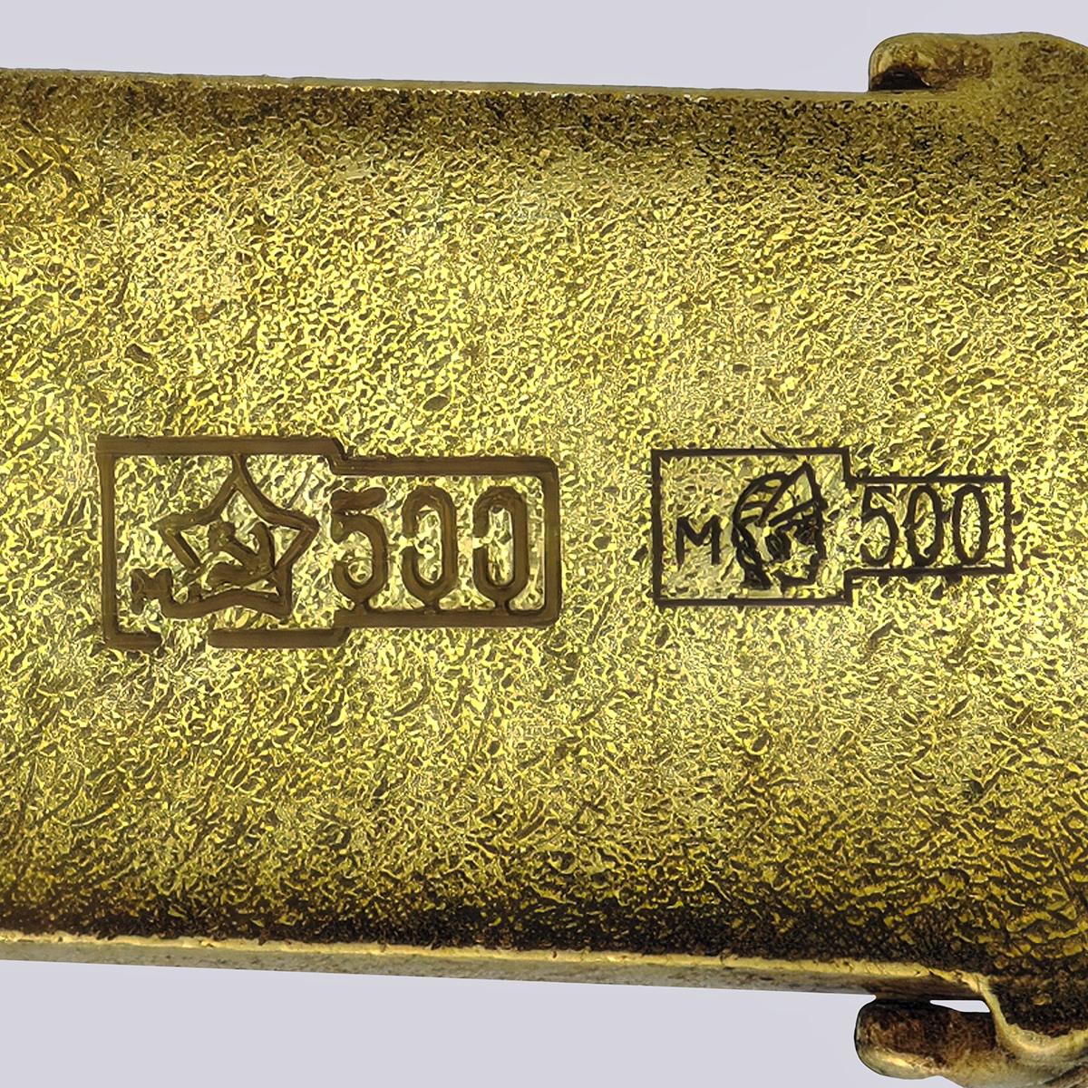 Брошь в русском стиле из золота с камеей на раковине