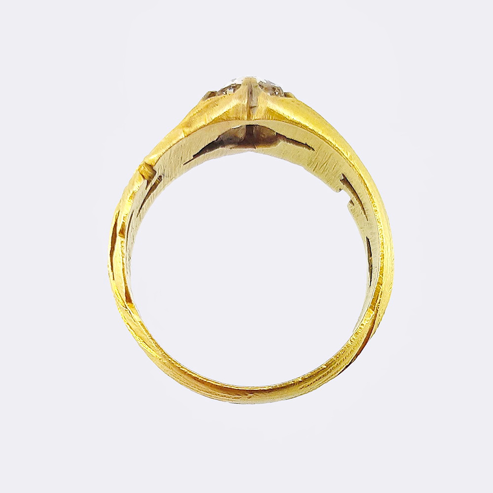 Литое золотое кольцо с бриллиантом в стиле модерн