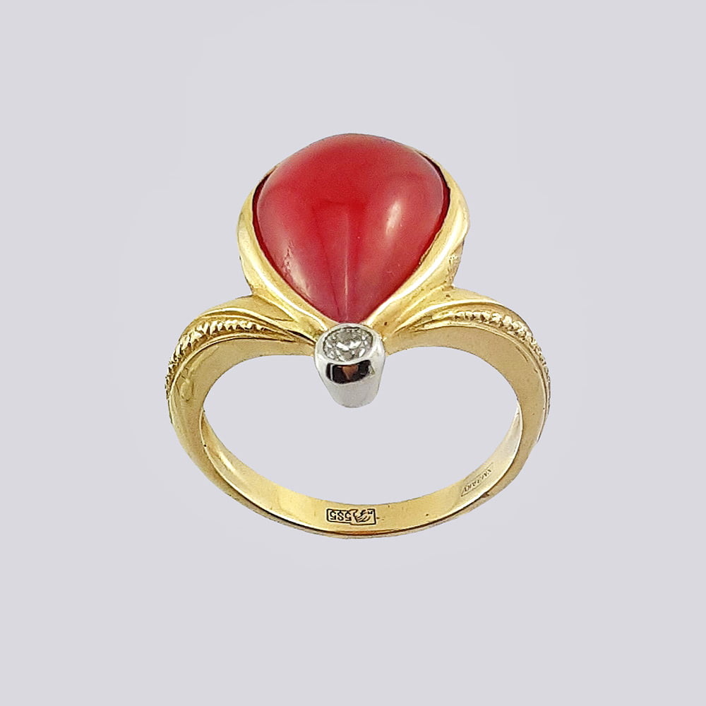 Авторское золотое кольцо с родонитом в виде капли и бриллиантом