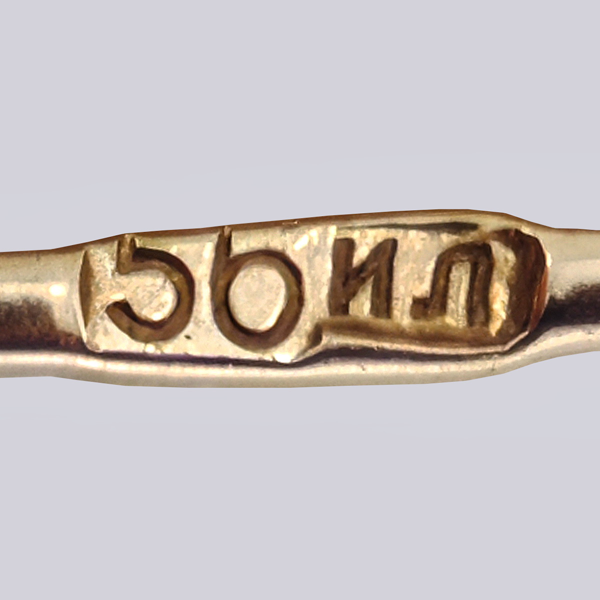 Подвеска из золота 500-й пробы с демантоидами и хризолитами