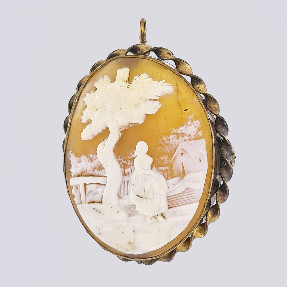 Брошь камея в латунной оправе на раковине с жанровой сценой 19 века