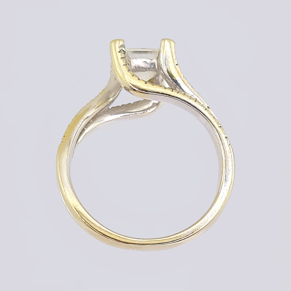 Кольцо из белого родированного золота с квадратным бриллиантом 