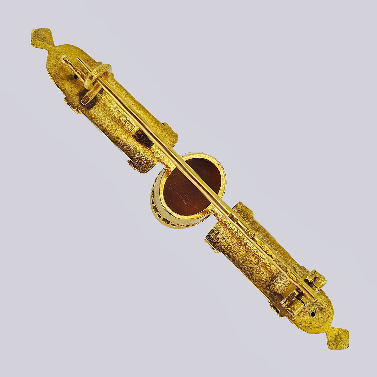 Брошь в русском стиле из золота с камеей на раковине