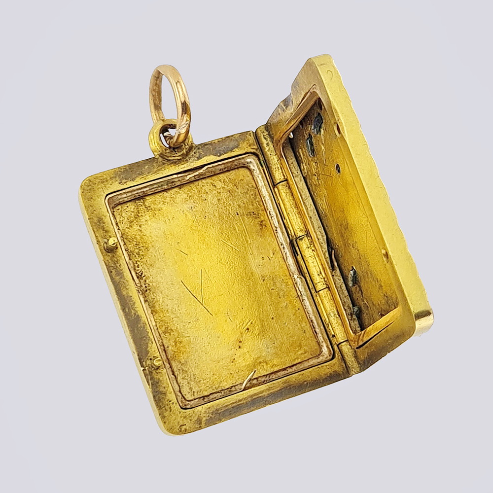 Медальон-подвеска с бриллиантом из золота 56 пробы 19 века