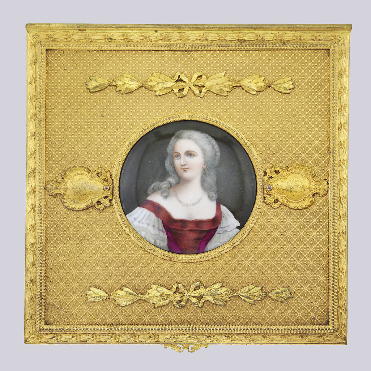 Европейская шкатулка с миниатюрой «Портрет девушки» из латуни с бронзовыми накладками 